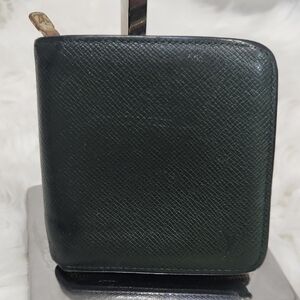 💚▪️Louis Vuitton▪️Men's GreenTaiga Leather Zip Around Wallet